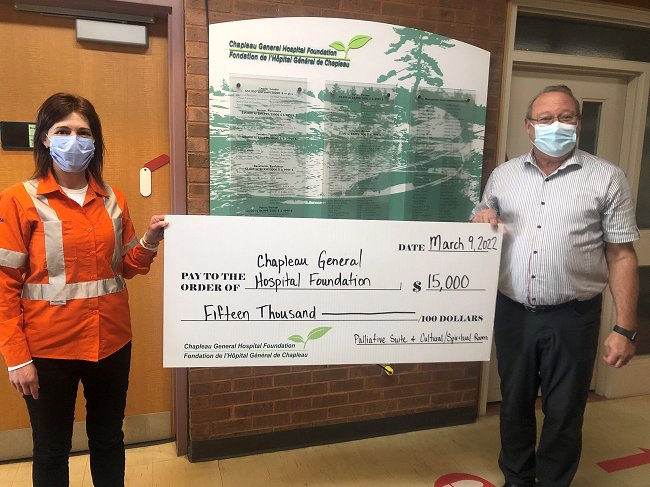 Newmont abnd Chapleau representatives holding giant donation cheque